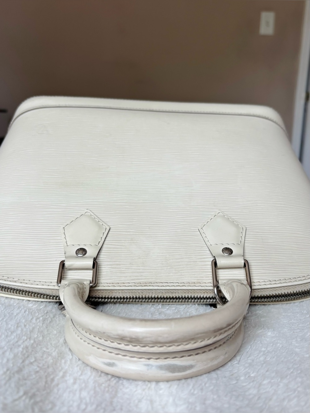 Louis Vuitton Ivory Leather Alma - Picture 3 of 7
